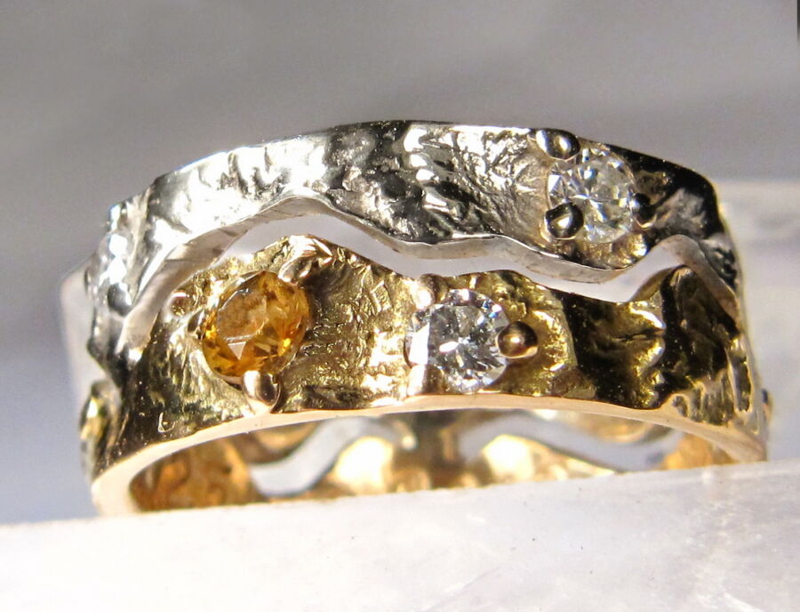 Alliance démontable Onde qui Relie en deux ors, sertie d'une citrine et d'un diamant.