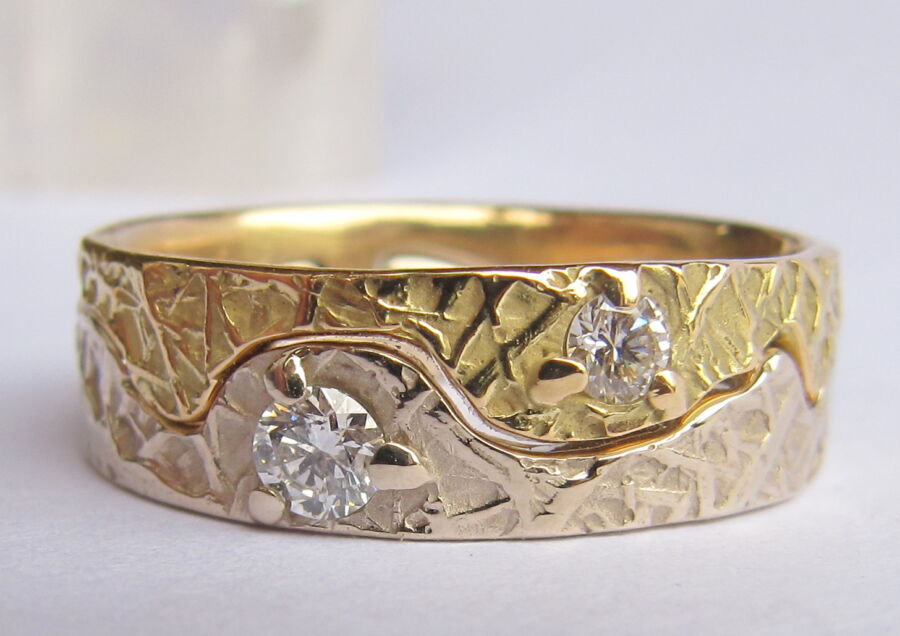 Alliance démontable Onde qui Relie en or jaune et or blanc, sertie de deux diamants.