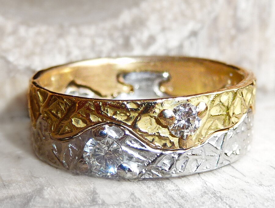 Alliance démontable Onde qui Relie en or jaune et or blanc, sertie de deux diamants.