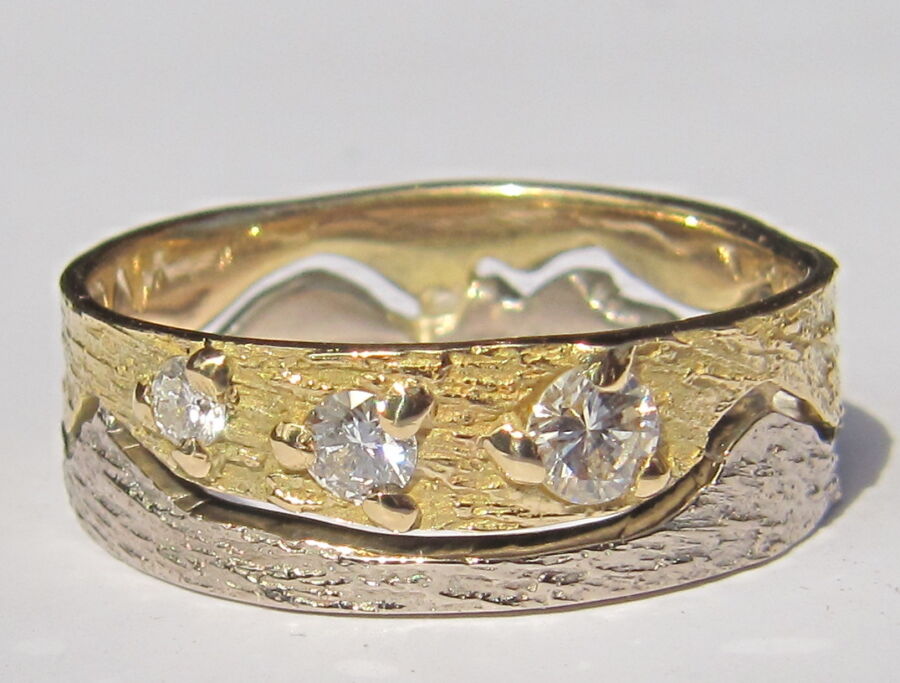 Alliance démontable Onde qui Relie en or jaune et or blanc, sertie de trois diamants.