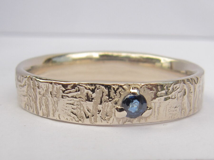 Alliance de mariage fine Porte Ouverte en or blanc, sertie d’un saphir bleu. Alliance de mariage fine Porte Ouverte en or blanc, sertie d'un saphir bleu.