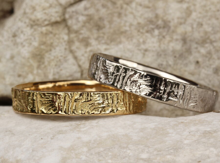 Duo d’alliances de mariage fines Porte Ouverte en or jaune et or blanc, texture écorce. Duo d'alliances de mariage fines Porte Ouverte en or jaune et or blanc, texture écorce.