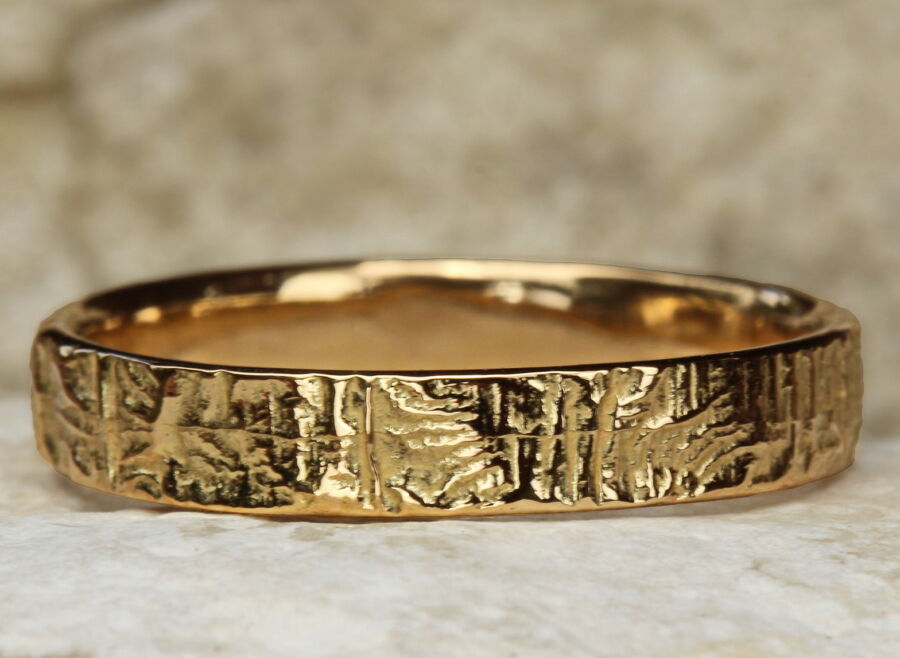 Alliance de mariage fine Porte Ouverte en or jaune, texture écorce striée. Alliance de mariage fine Porte Ouverte en or jaune, texture écorce striée.