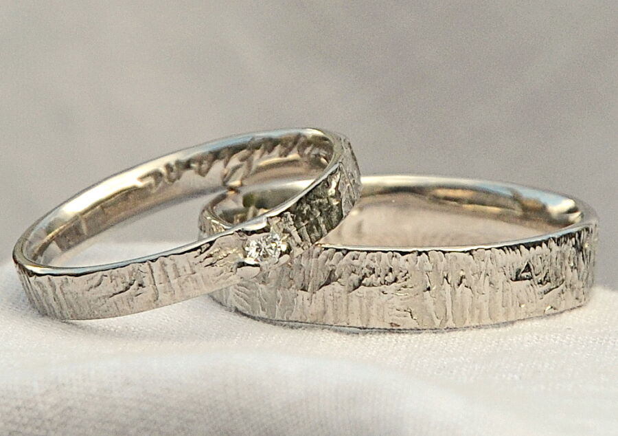 Duo d’alliances de mariage fines Porte Ouverte en or blanc, texture écorce. Duo d'alliances de mariage fines Porte Ouverte en or blanc, texture écorce.