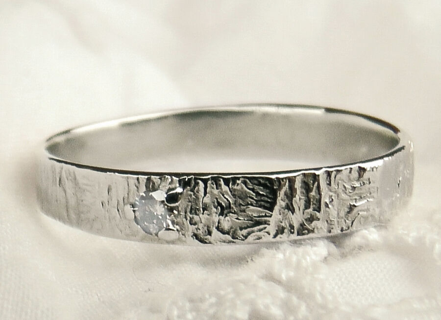 Alliance de mariage fine Porte Ouverte en or blanc, sertie d’un diamant. Alliance de mariage fine Porte Ouverte en or blanc, sertie d'un diamant.