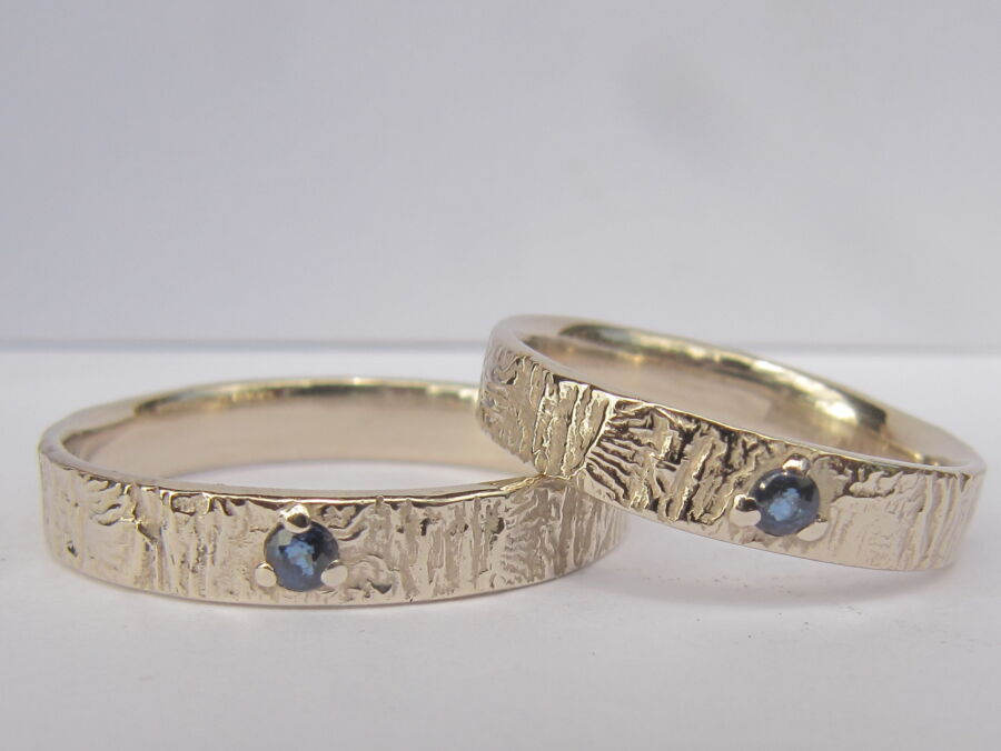 Duo d’alliances de mariage fines Porte Ouverte en or blanc, serties de saphirs bleus. Duo d'alliances de mariage fines Porte Ouverte en or blanc, serties de saphirs bleus.