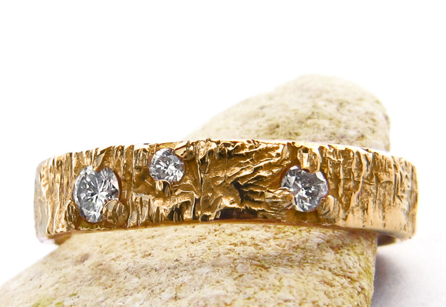 Alliance de mariage fine Porte Ouverte en or jaune, sertie de diamants. Alliance de mariage fine Porte Ouverte en or jaune, sertie de diamants.