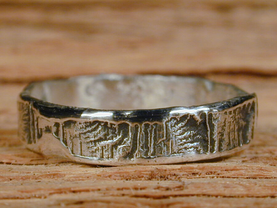 Alliance de mariage fine Porte Ouverte en or blanc, texture écorce striée. Alliance de mariage fine Porte Ouverte en or blanc, texture écorce striée.