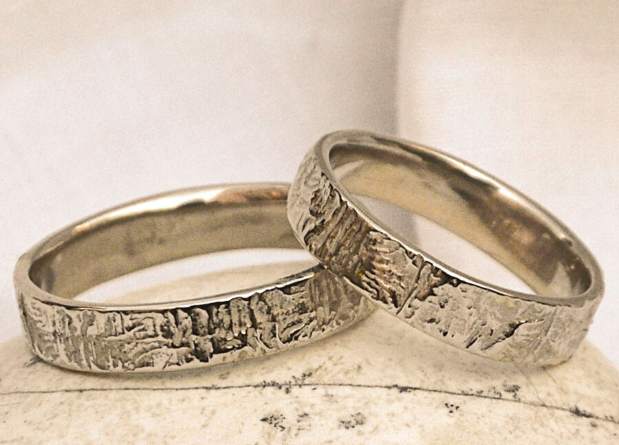 Alliances fines Porte Ouverte – Atelier du Soleil Fou Alliances de mariage fines Porte Ouverte en or blanc naturel.