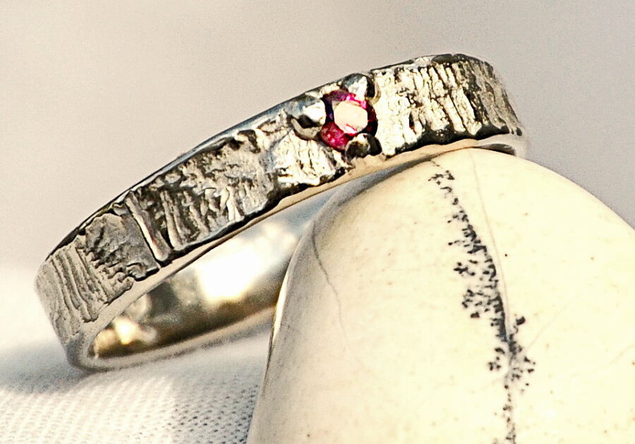 Alliance de mariage fine Porte Ouverte en or blanc, sertie d’un saphir rose. Alliance de mariage fine Porte Ouverte en or blanc, sertie d'un saphir rose.