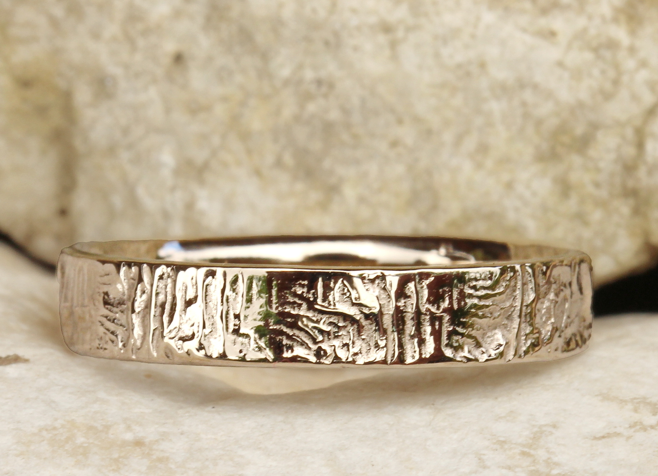 Alliance de mariage fine Porte Ouverte en or blanc, texture écorce striée — Atelier du Soleil Fou. Alliances de mariage fines Porte Ouverte en or blanc, texture écorce striée — Atelier du Soleil Fou.