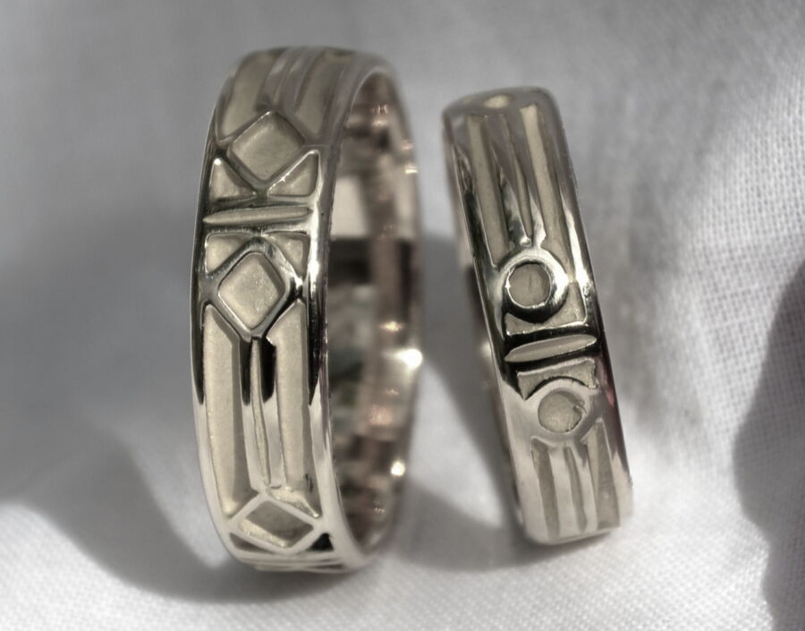 Duo d'alliances motif médiéval Sagesse Cathare en or blanc rhodié.