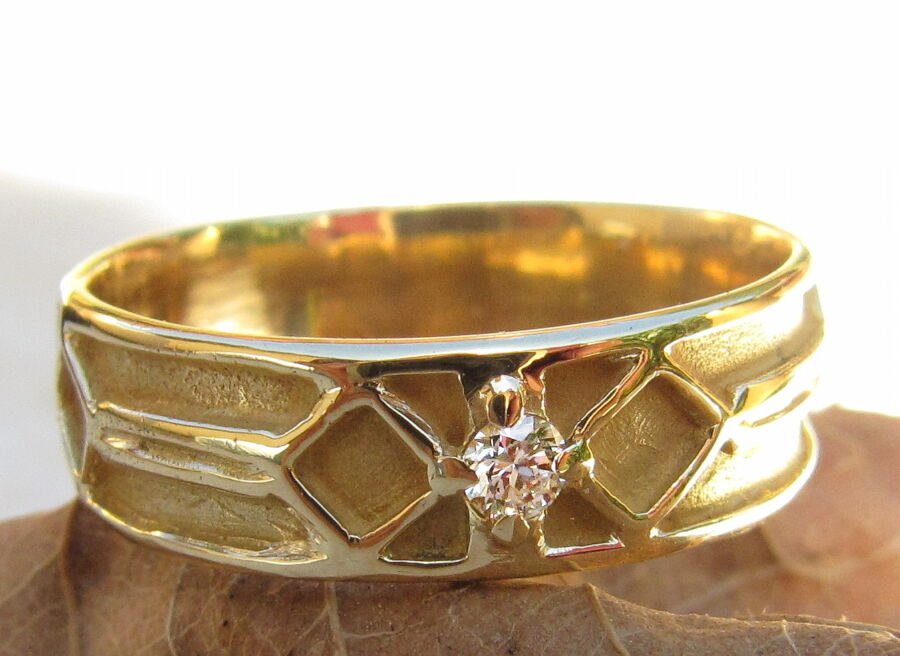 Alliance motif médiéval Sagesse Cathare en or jaune, sertie d'un diamant central.