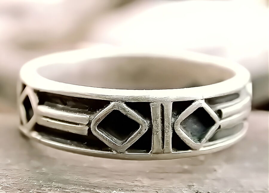 Alliance motif médiéval Sagesse Cathare en or blanc rhodié, losanges répétés, vue de face.