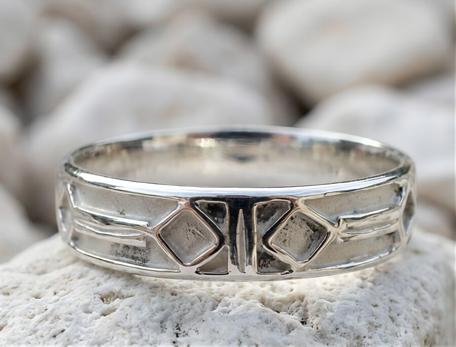 Alliance motif médiéval Sagesse Cathare en or blanc rhodié, losanges répétés — Atelier du Soleil Fou. Alliance motif médiéval Sagesse Cathare en or blanc rhodié, losanges répétés — Atelier du Soleil Fou.