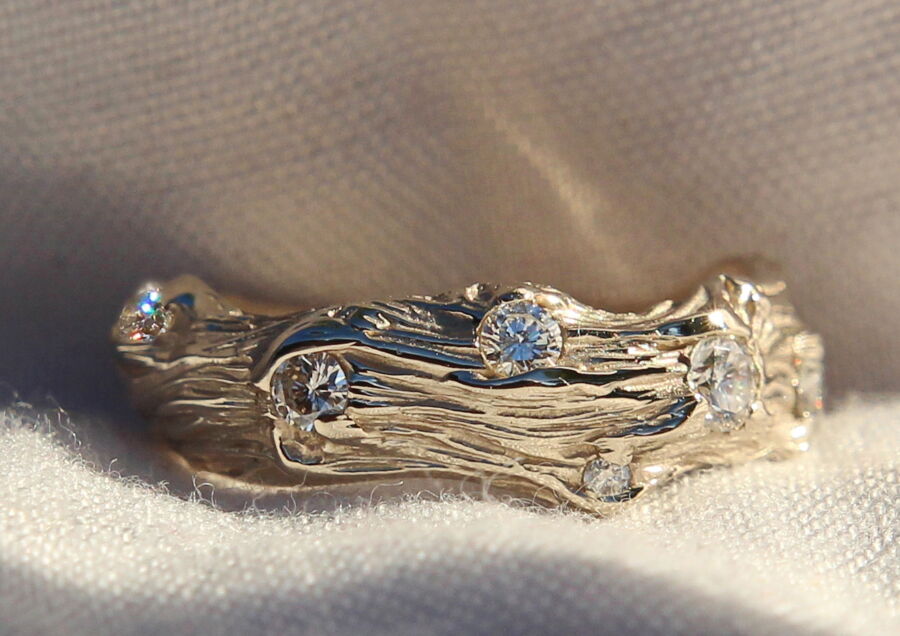 Alliance artisan d’art Sarment de Cœur en or blanc, sertie de diamants et de saphirs bleus. Alliance artisan d'art Sarment de Cœur en or blanc, sertie de diamants et de saphirs bleus.