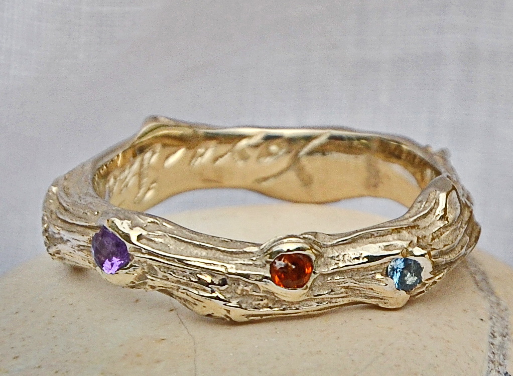 Alliance Lumière de Rosée - constellation de pierres précieuses Orion - un diamant et deux émeraudes - or jaune - finition polie - Collection « Nos Inspirations : Médiéval » - Atelier du Soleil Fou