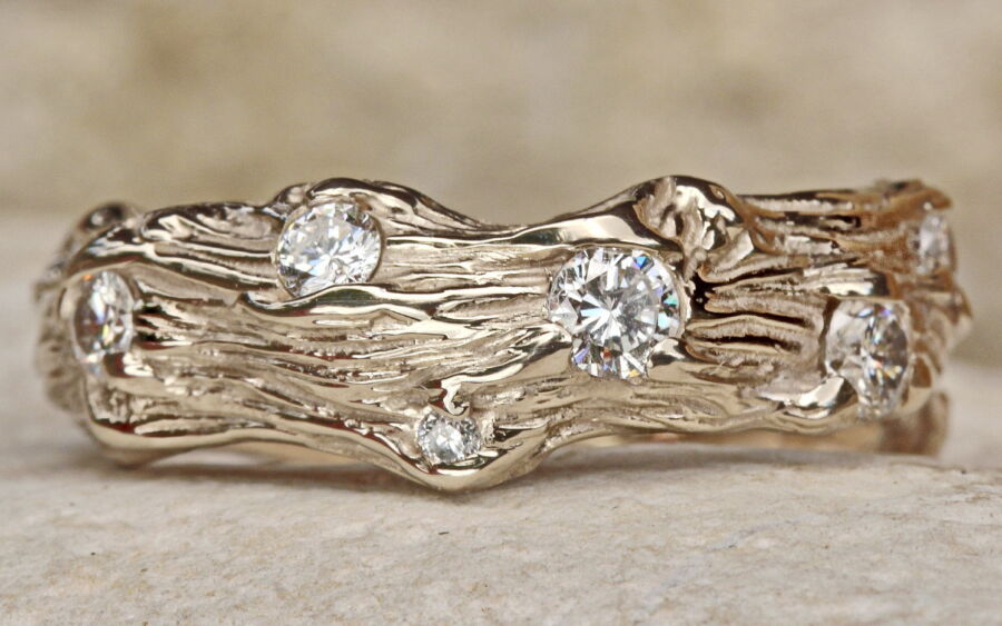 Alliance artisan d’art Sarment de Cœur en or blanc, sertie de diamants. Alliance artisan d'art Sarment de Cœur en or blanc, sertie de diamants.