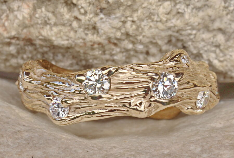 Alliance artisan d’art Sarment de Cœur en or jaune, sertie de diamants. Alliance artisan d'art Sarment de Cœur en or jaune, sertie de diamants.