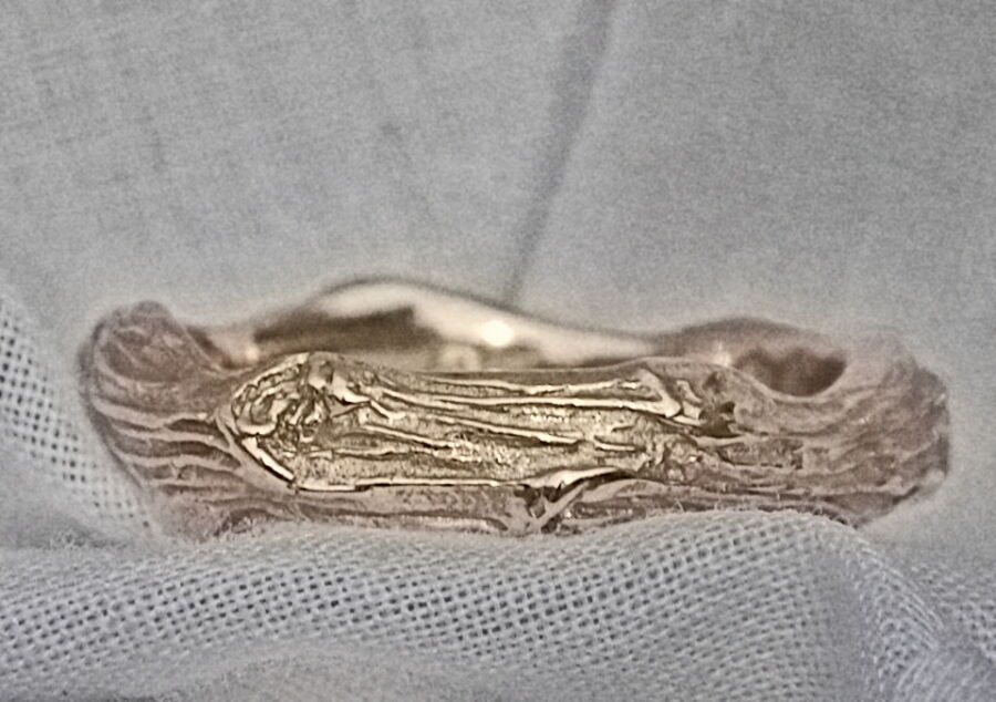 Alliance artisan d’art Sarment de Cœur en or blanc, texture de branche noueuse. Alliance artisan d'art Sarment de Cœur en or blanc, texture de branche noueuse.