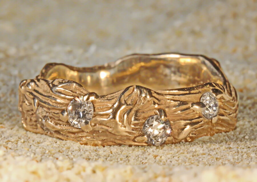 Alliance artisan d’art Sarment de Cœur en or jaune, sertie de diamants. Alliance artisan d'art Sarment de Cœur en or jaune, sertie de diamants.