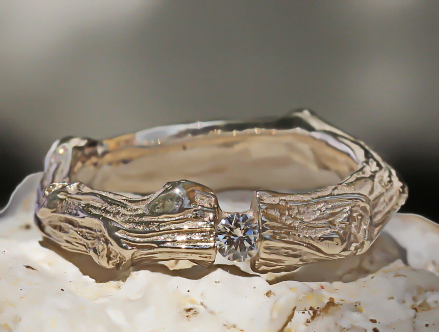 Alliance artisan d’art Sarment de Cœur en or blanc, sertie d’un diamant. Alliance artisan d'art Sarment de Cœur en or blanc, sertie d'un diamant.
