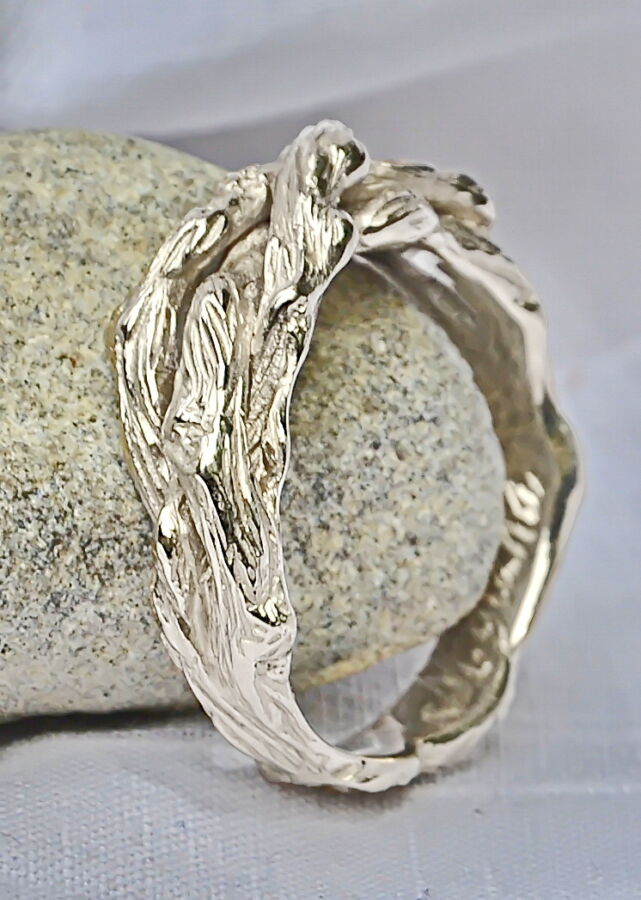 Alliance artisan d’art Sarment de Cœur large en or blanc, texture de branche entrelacée. Alliance artisan d'art Sarment de Cœur large en or blanc, texture de branche entrelacée.