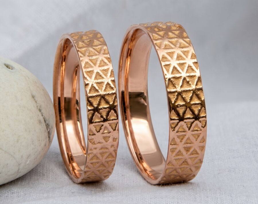 Duo d'alliances Petite Étoile en or rose, motif géométrique texturé.