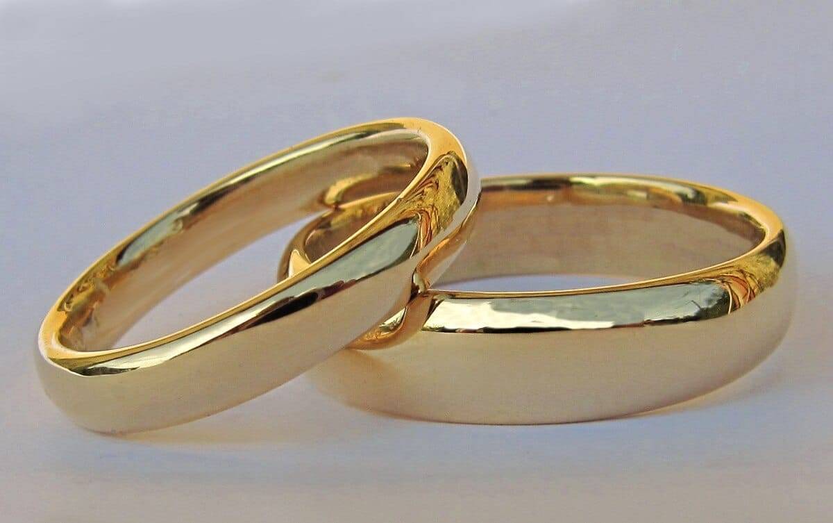 Duo d'alliances Love Tout Simplement - demi-joncs en deux largeurs - or jaune - texture poli lumière - Collection « Nos Inspirations : Épure » - Atelier du Soleil Fou